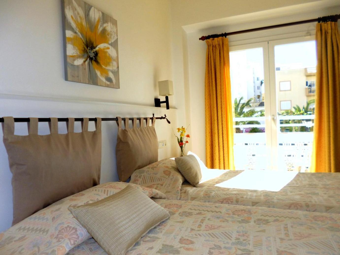 Hostal Yebisah Santa Eulária des Riu Exterior foto